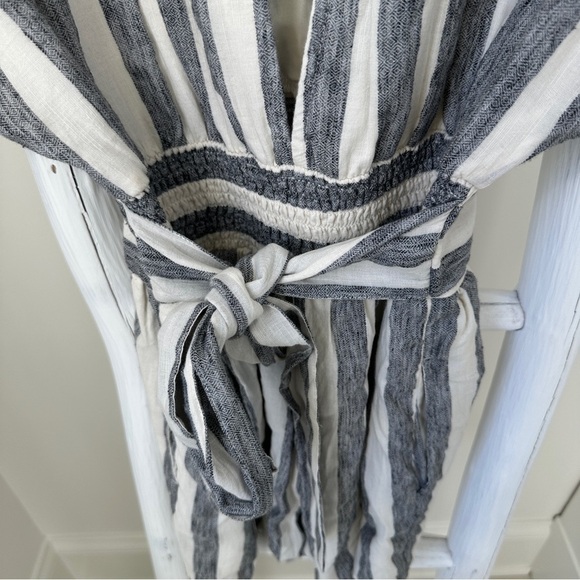 American Eagle Outfitters Gray and White Tie Back Short Sleeve Jumpsuit w Pocket - Picture 4 of 12